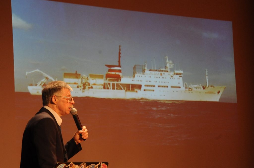 Евгений Черняев рассказывает на лекции для сотрудников МЧС о своей роли в организации съемок фильма «Титаник». Фото из личного архива